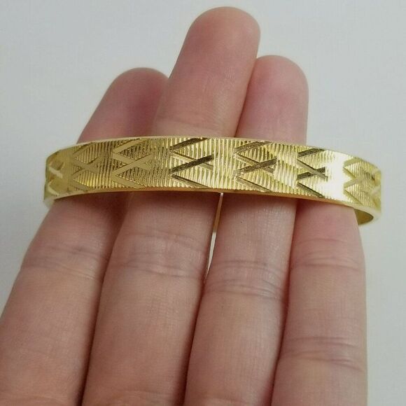 Vintage Gold Tone Bangle Bracelet, Zig Zag M Style Pattern Design, Unsigned - Picture 7 of 7